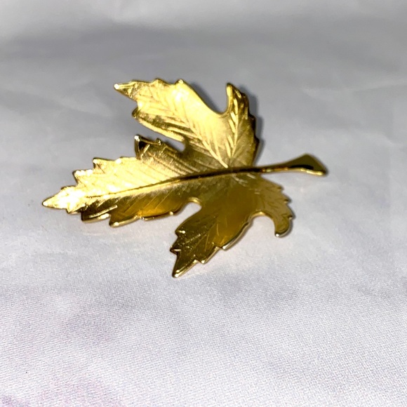 1970s Gold Tone Textured Veined Fall Maple Leaf Brooch - Picture 3 of 6